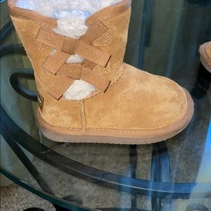 Toddler girls koolaburra size 7.